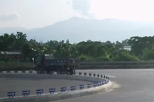 Quảng Bình: Xuất hiện clip quay cảnh xe rải hóa chất phá đường quốc lộ?