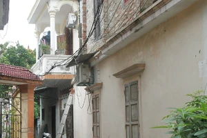 Phát hiện xác đôi nam nữ đang phân hủy trong căn nhà khóa kín cửa