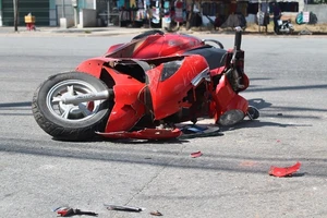 Xe máy vượt đèn đỏ tông vào xe tải, 2 thanh niên bị thương