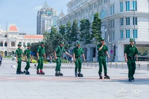 Clip thanh niên xung phong trượt patin tuần tra trên phố đi bộ Nguyễn Huệ