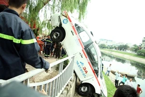  Clip chủ quán nước tò mò lái thử taxi rồi đâm xuống sông