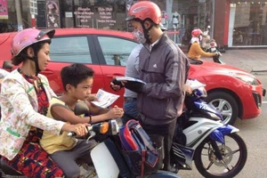 Chặn đầu xe phát tờ rơi quảng cáo bất chấp lệnh cấm