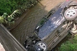 Xe chở Phó Trưởng Phòng CSGT tỉnh gặp nạn, rơi xuống suối