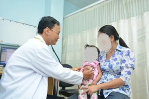 Phẫu thuật đưa tim vào lồng ngực cho bé 16 tháng tuổi