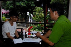 Vừa nhận 40 triệu đồng từ tay CSGT thì bị bắt