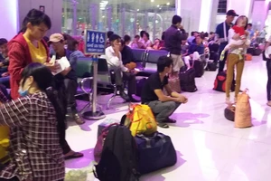 Thời tết xấu, hành khách ở sân bay Vinh 'vật vờ' chờ máy bay
