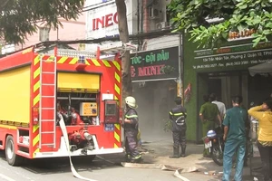 Cháy tiệm hớt tóc, nhân viên tá hỏa bỏ chạy