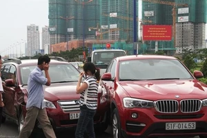 Clip xe ben 'húc' văng ba xe ô tô đang chờ đèn đỏ