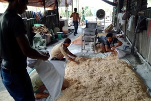 Clip: Công nghệ làm chà bông bằng thịt bẩn độn bột mì