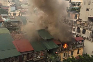 Sau tiếng nổ, cháy lớn ở một khu nhà tập thể