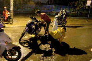 Clip: Công trình 'bẫy' người dân trên đường Mã Lò 