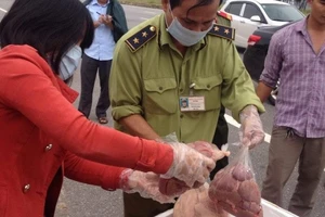 Bắt giữ xe tải chở nội tạng động vật bốc mùi hôi thối