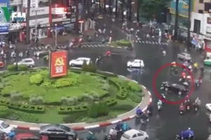 Clip ô tô 'điên' gây tai nạn ở vòng xoay Công Trường Dân Chủ