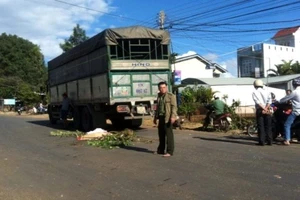 Băng qua đường, thanh niên bị xe tải tông tử vong