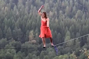Clip cô gái đi giày cao gót trên dây vượt qua vách núi