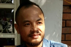 Trần Lập sụt 8 kg vẫn tươi tắn đi cà phê với bạn bè