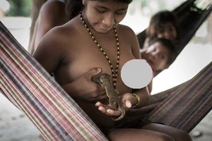 Bộ tộc kỳ lạ: Nhận động vật hoang dã làm con