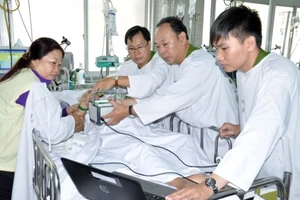 Clip: Công an vào tận giường bệnh làm CMND cho bệnh nhân