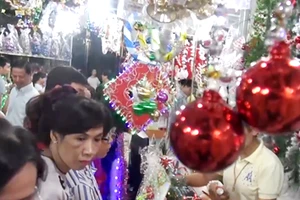 Clip: Người Sài Gòn nhộn nhịp mua sắm đồ trang trí Noel 