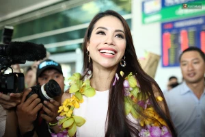 Phạm Hương xúc động ôm mẹ khóc trong ngày về nước