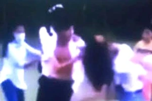 Thêm một clip nam sinh đánh nữ sinh trên sân bóng