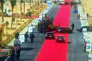 Người dân bức xúc vì thảm đỏ dài 4km để đón lãnh đạo