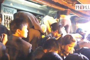 Clip cảnh tượng cướp lộc sau giờ khai ấn đền Trần 