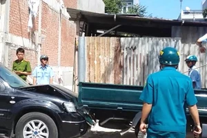 Clip người phụ nữ xây nhà sai phép, lái ô tô đâm xe đoàn kiểm tra