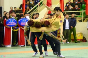 Clip nữ CSGT bay người kẹp cổ quật ngã 3 người