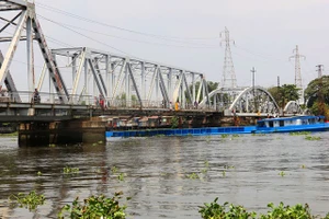 Clip: Sà lan thường xuyên “đội” cầu đường sắt Bình Lợi 