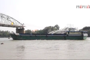 Sau thời gian ách tắc, tàu thuyền được lưu thông qua cầu Ghềnh 