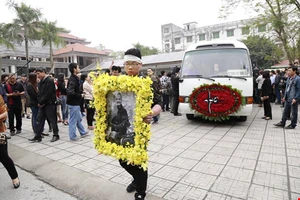 Clip hàng ngàn người đưa Trần Lập về nơi an nghỉ