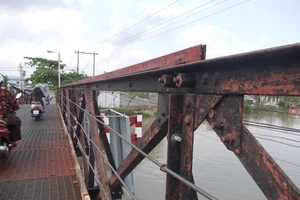 Thót tim qua những cây cầu chờ sập ở TP.HCM