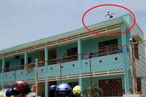 Một thanh niên nghi ngáo đá leo lên sân thượng trường mầm non