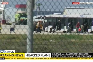 Clip hành khách được trả tự do trong vụ cướp máy bay ở Ai Cập