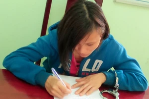 Vụ con nuôi giết mẹ: Chồng đi cầu an, vợ ở nhà bị sát hại