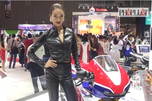 Video: Dàn chân dài khoe sắc triển lãm mô tô, xe máy