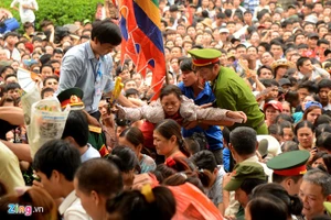 Choáng ngợp trước biển người chen chúc tại lễ hội đền Hùng