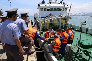 Tàu kiểm ngư cấp cứu kịp thời ngư dân bị tai biến trên biển