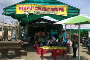 Cơm miễn phí giúp người dân nghèo vùng hạn mặn