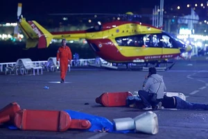 Clip: Cận cảnh vụ tấn công bằng xe tải kinh hoàng tại Pháp