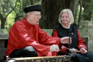 Clip Đại sứ Canada mặc áo dài hát 'Người ơi, người ở đừng về'