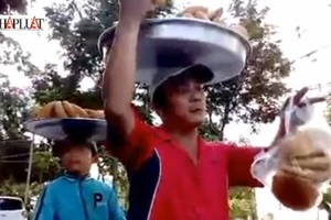 Clip: 'Dị nhân' bán bánh tiêu 