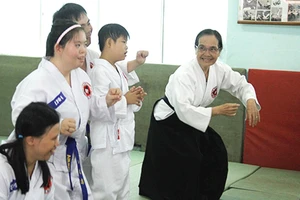 Nữ võ sư U80 hơn 10 năm dạy võ cho trẻ khuyết tật 
