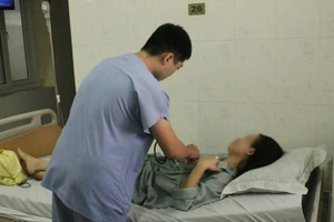 Người bị mảnh kim loại cắm vào ngực đã được xuất viện