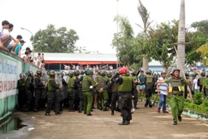 Clip:Cảnh sát nổ đạn cay ngăn chặn 'vỡ trại cai nghiện'