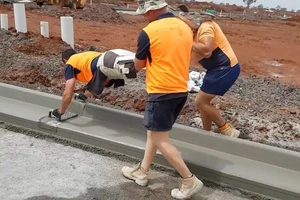 Clip: 3 anh thợ làm đường 'siêu' sáng tạo