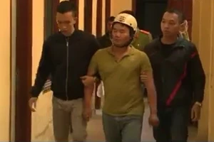 Clip: Bắt kẻ khống chế bệnh nhân, đâm công an