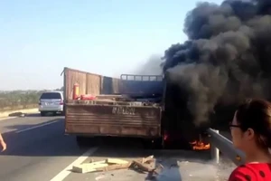 Clip xe tải bốc cháy ngùn ngụt trên cao tốc