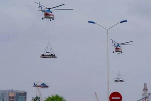 Chùm ảnh:Trực thăng cẩu ô tô bay trên bầu trời Vũng Tàu